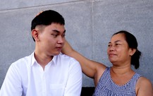 Hai mẹ con đi nhận học bổng: 'Dù đủ điểm đại học, tôi chọn cao đẳng để sớm cứu mẹ suy thận'