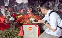 Đêm nay, nhiều người dân đến dâng hương các liệt sĩ công viên Lê Thị Riêng tại Nghĩa trang liệt sĩ TP.HCM