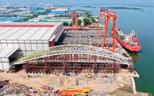 Xuyên đêm hạ thủy nhịp cầu đi bộ 3.400 tấn qua sông Sài Gòn