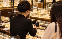 Nữ kế toán cửa hàng PNJ tham ô hơn 20 tỉ đồng, khai nướng sạch vào bài bạc