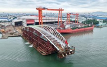Khoảnh khắc vỡ òa của hàng trăm công nhân hạ thủy vòm thép cầu đi bộ 3.400 tấn