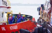 Lai dắt nhịp cầu đi bộ 3.400 tấn: 6h30 sáng, tàu gần đến
Bình Khánh, hướng về trung tâm TP.HCM