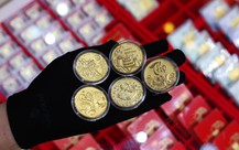 Giá vàng bất ngờ đi xuống, hướng về ngưỡng 4.100 USD/ounce