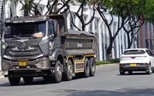 Loạt xe ben 30 tấn chở đất ghi chữ 'bình phong' phía trước chạy vào đường cấm ở Đà Nẵng