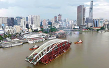 Mô phỏng phương án hợp long vòm thép nhịp cầu đi bộ qua sông Sài Gòn nặng 3.400 tấn
