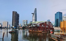 Hợp long cầu đi bộ qua sông Sài Gòn: Hoàn thành việc xoay ngang sà lan chở vòm thép 3400 tấn