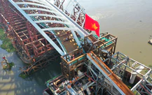 Sáng 21-10: Đã sẵn sàng hợp long cầu đi bộ qua sông Sài Gòn