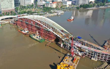 Đã chính thức hợp long cầu đi bộ qua sông Sài Gòn