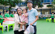 Phụ huynh TP.HCM đi chợ ngay tại trường, kiểm chứng bữa ăn bán trú của con