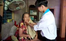 Nam SV Vĩnh Long ngày ngày đút cơm cho mẹ, vay tiền qua app để trở lại giảng đường