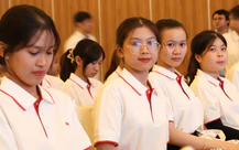 Phố biển Nha Trang chào đón 80 tân sinh viên được Tiếp sức đến trường, trao hơn 1,2 tỉ đồng