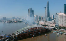 Nhìn lại toàn cảnh hải trình 124km đưa 'lá dừa nước thép' về hợp long cầu đi bộ qua sông Sài Gòn