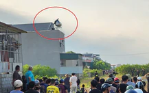 Hàng chục cảnh sát bao vây ngôi nhà có 2 người nghi ngáo đá cầm kiếm cố thủ