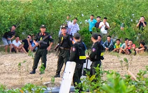 Hàng trăm người dân kéo đến xem cảnh sát vây bắt 2 người cầm kiếm cố thủ ở Thanh Hóa