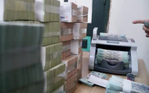 Máy đếm tiền chạy hết công suất chi trả tiền bồi thường mở rộng quốc lộ 1, có hộ dân nhận 34 tỉ