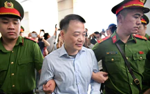 Cận cảnh Shark Bình, Mr Pips cùng các bị cáo được cảnh sát dẫn giải đến tòa