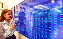 Tin tức sáng 7-10: Dù giảm, hiệu suất của VN-Index vẫn 'đỡ' hơn loạt thị trường trong khu vực