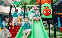 Trường mầm non trong hẻm TP.HCM như 'vườn cổ tích', trẻ đi học không muốn về