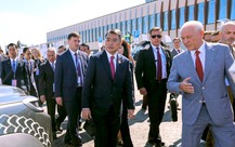 Thủ tướng Lê Minh Hưng xem các sản phẩm công nghiệp mũi nhọn của Tatarstan