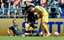 Trọng tài lập kỷ lục rút 7 thẻ vàng, sau đó bị chuột rút gây sốt ở World Cup 2026