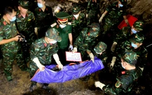 Thấy thêm nhiều hài cốt tại công viên Lê Thị Riêng, nhói lòng các liệt sĩ chôn chồng lên nhau