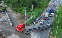 Bãi xe container vẫn tung hoành, cản trở giao thông trên đường Võ Chí Công