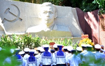 Dòng người nối nhau đến viếng tại công viên Lê Thị Riêng, nhớ ơn người nằm xuống vì hòa bình