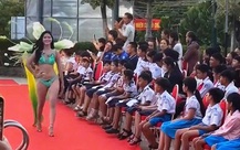 Trao quà, sao lại để học sinh ngồi xem thí sinh hoa hậu trình diễn bikini?