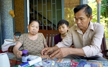 Nghe Tuổi Trẻ mua bò giống tặng hai bà cháu cùng bệnh ung thư, chủ bò giảm luôn 5 triệu