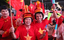 Tuyển Việt Nam vỗ tay tri ân trên sân Mỹ Đình, cổ động viên đổ ra đường ăn mừng chiến thắng
