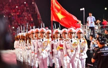 Mưa lớn không ngăn được 40.000 khán giả: 'Tổ quốc trong tim' bắt đầu dưới rợp trời cờ đỏ