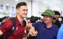Đội tuyển Việt Nam về nước muộn, hàng trăm người hâm mộ chờ đón ở sân bay