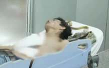 Giết vợ rồi trèo lên ngọn dừa trốn, người đàn ông đang hồi sức với 6 vết thương ở bụng