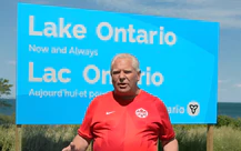 Thủ hiến Canada dựng bảng 'hồ Ontario' đáp trả sắc lệnh của ông Trump