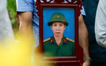 Mẹ già gần 100 tuổi khóc tiễn con trai liệt sĩ: 'Cánh ơi, cho mẹ đi cùng con ơi!'
