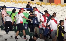 Dọn rác sau trận tuyển Việt Nam đấu Thái Lan, CĐV Việt Nam để lại hình ảnh đẹp