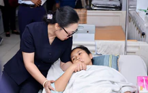 Cô giáo lao ra cứu bé 2 tuổi, bị xe tải cán qua hai chân