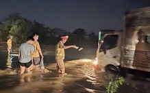 Cao tốc Hà Nội - Thái Nguyên ngập sâu gần nửa mét, quốc lộ 3 nhiều điểm không thể đi lại