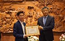 Có gì đặc biệt ở bức tranh gỗ ‘Vinh quy bái tổ’ mà Hà Nội mua tặng Văn Miếu Quốc Tử Giám?