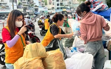 Người dân TP.HCM nườm nượp gửi quà cho vùng lũ, người đến trao quà trở thành tình nguyện viên