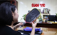 Bạn đọc Tuổi Trẻ hào hứng khi nhận quà có chữ ký của tay vợt pickleball Ben Johns