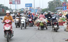 Xe máy nối đuôi chạy ngược chiều ở TP.HCM, nhiều đường thành 'làn' riêng của người vi phạm