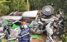 Tai nạn, xe tải mất lái tông vào hộ lan lật úp, 2 người chết, 2 người đi cấp cứu