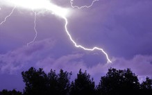 Việt Nam thuộc nhóm quốc gia dông sét dày đặc, làm gì để thoát hiểm?