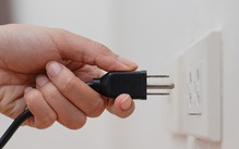 Rút phích cắm thiết bị khi không dùng có giúp tiết kiệm điện?