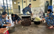 Ba ngôi trường ở Đà Nẵng sáng còn bê bết bùn, tối đã sạch trơn khiến người dân vùng lũ bất ngờ