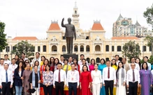 Đại biểu Liên hoan phim Việt Nam dâng hoa tại công viên Tượng đài Bác Hồ