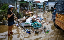 Nước rút dần, để lại khung cảnh tan hoang tại vùng lũ Phú Yên cũ