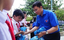 Thành Đoàn TP.HCM tặng 1.500 suất quà cho học sinh vùng lũ Khánh Hòa