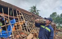 Mắt đỏ hoe, tay nắm chặt xúc động khi góp tiền gửi đến bà con miền Trung